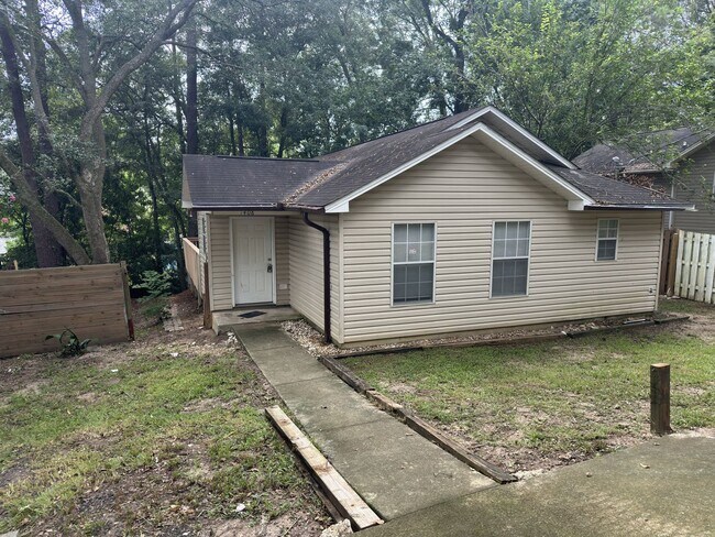 Building Photo - RENOVATED 3/2 New Kitchen, Deck & Plank Vi... Rental