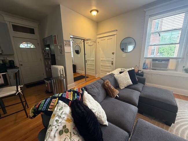 Photo - 721 W Roscoe St Unit 2