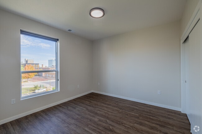 2BR, 2BA - 957SF - Bedroom