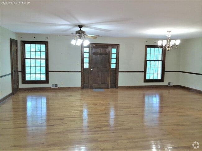 Building Photo - 1431 Chambers Rd Rental