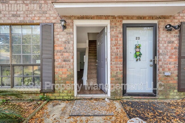 Photo - 2220 E Victory Dr