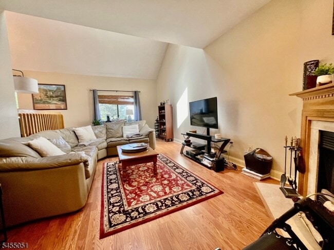 2 Hawthorne Pl