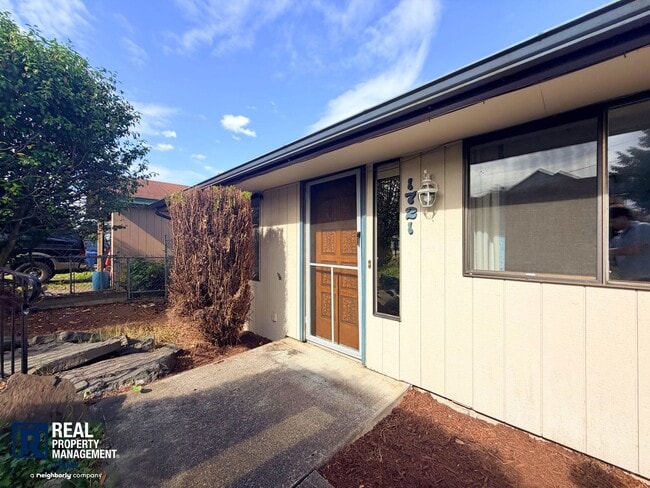 Photo - Spacious 2 Bedroom Home with Bonus Den in Prime Puyallup Location