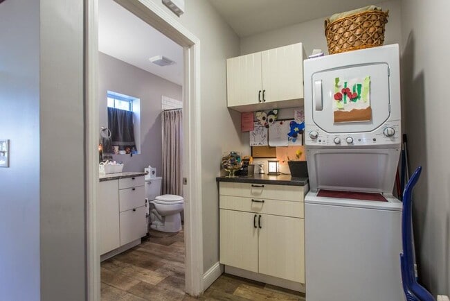 Photo - 737 Cherokee Ave SE Unidad Carriage House