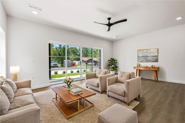 Photo - 949 SE 10th St