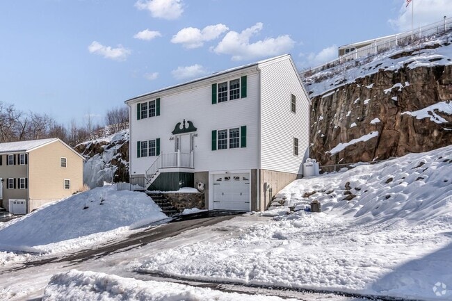 Building Photo - 6 Gedney Dr Rental