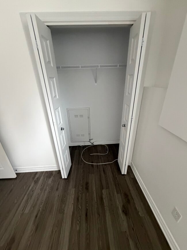 Building Photo - 1686 Boul Saint-René E Unit appartemenr