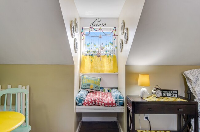 cozy dormir windowseat - 540 E Taylor St Unit Taylor Studio apt C
