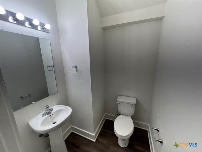 Photo - 1818 Royal Loop