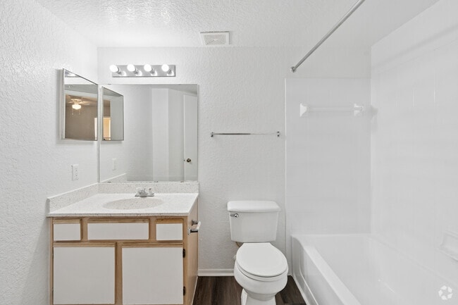 2BR, 2BA - 962SF - Second Bathroom