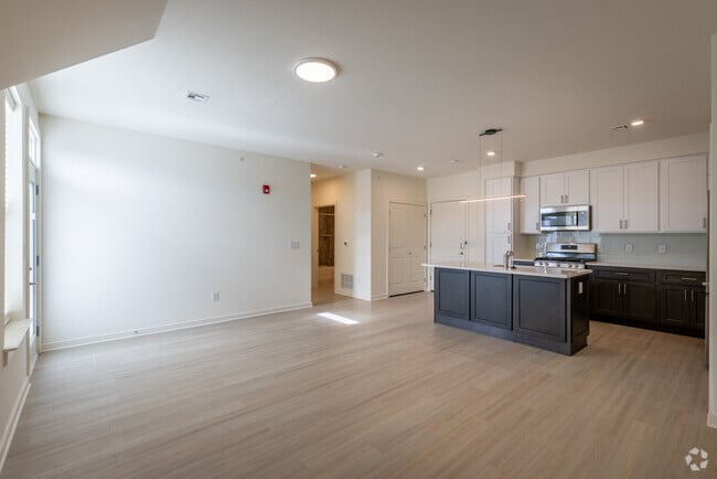 1BR, 1BA - 764SF