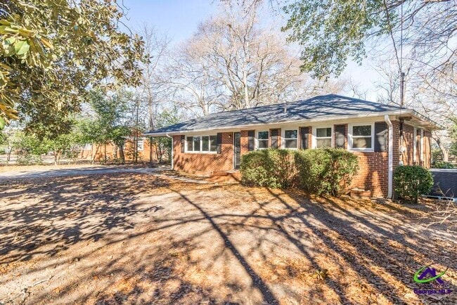 Photo - 718 Oakview Square