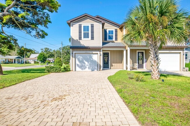 Building Photo - 3 bed East Hill Townhome