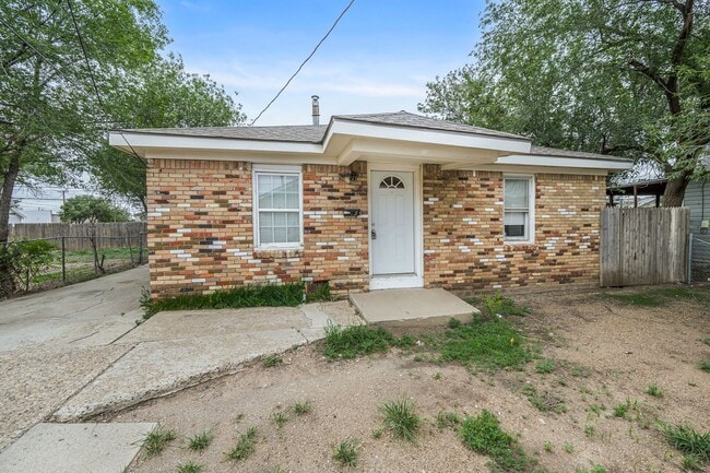 Building Photo - 819 N Apache St Unit 819 N Apache #B