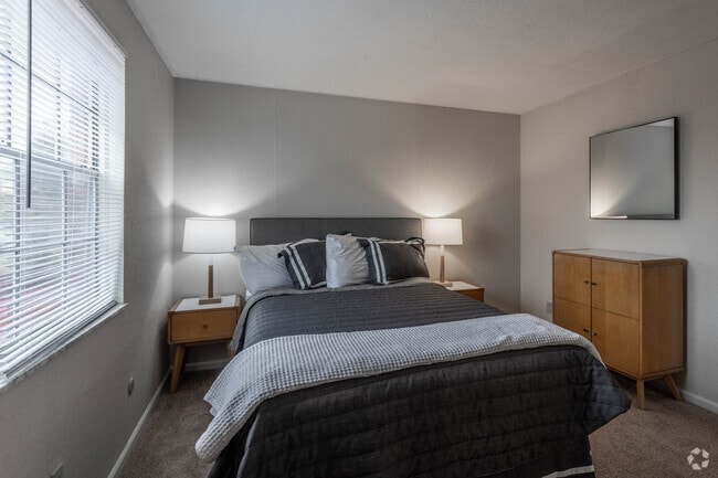 2 Hab, 1 Ba - 781 ft² - Lyn Village