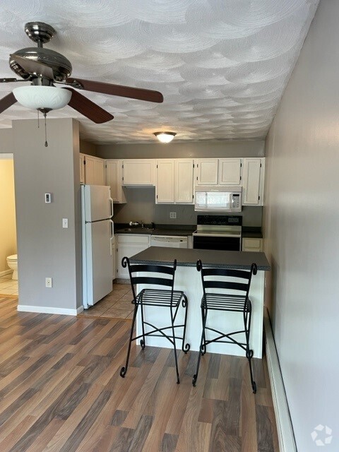 Building Photo - 661 Metacom Ave Rental