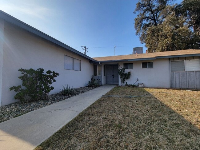 Photo - Cozy Southwest Visalia home off of Demaree...