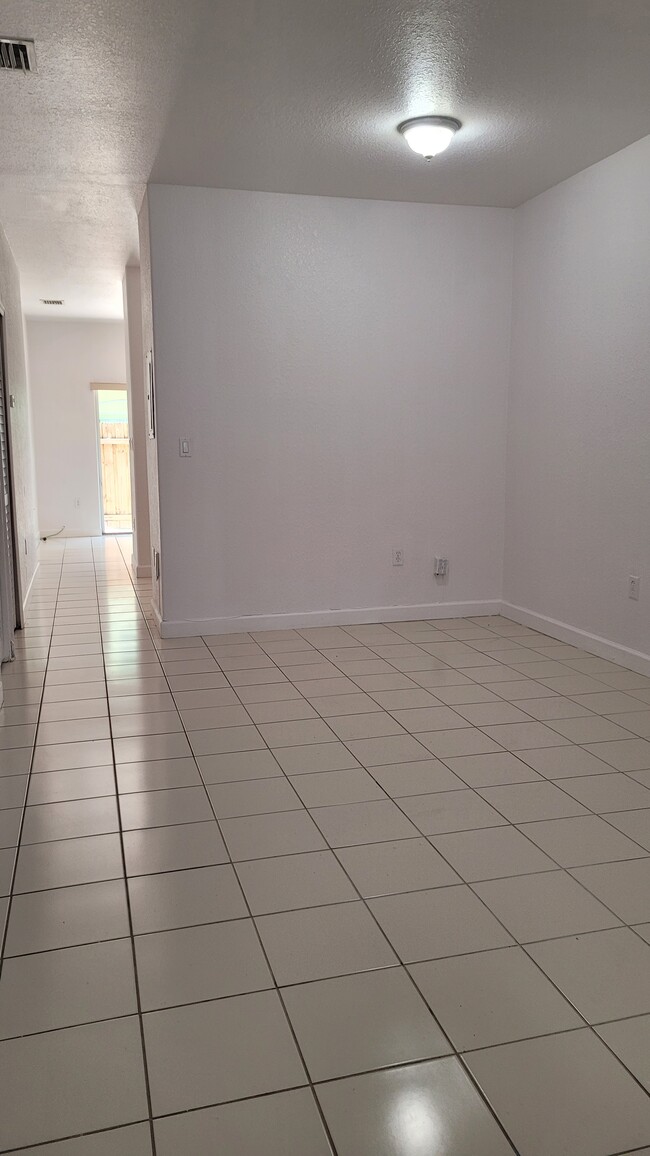 living/dining - 1536 SE 26th St Unit 105