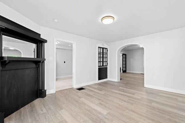 Photo - Stunning 5 bedroom home in Mt. Washington available June 1!