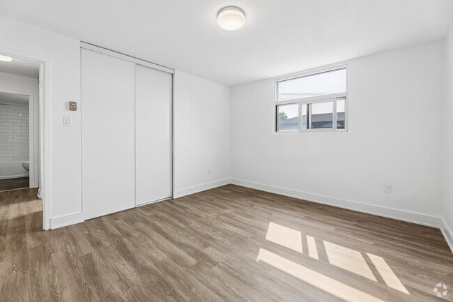 2BR, 1BA - 898SF - Primary Bedroom