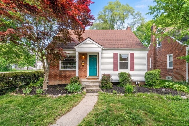 Building Photo - 3224 N Altadena Ave
