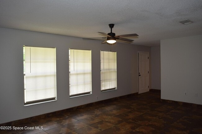 Photo - 326 Decordre Rd SE