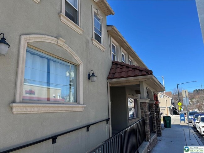 Building Photo - 220 Cattell St