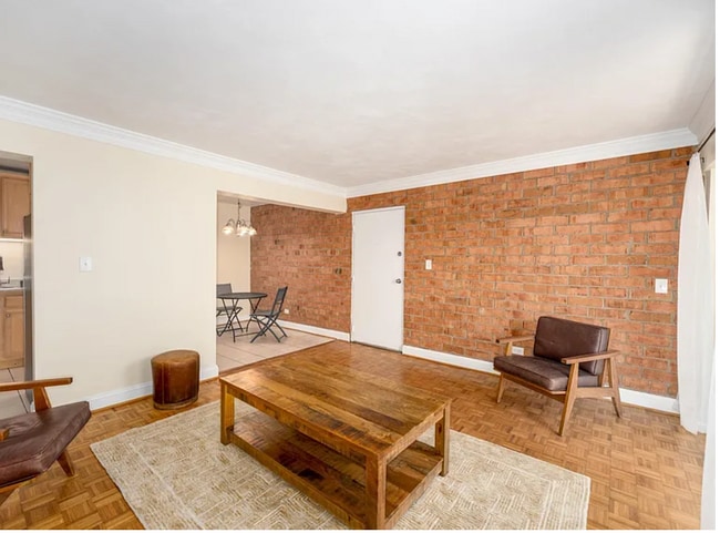 Large Sunlit Living Area - 1800 Jefferson Park Ave Unit 5 Garden Apartment