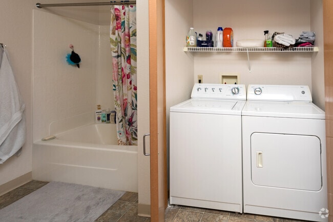 1BR, 1BA - 728SF