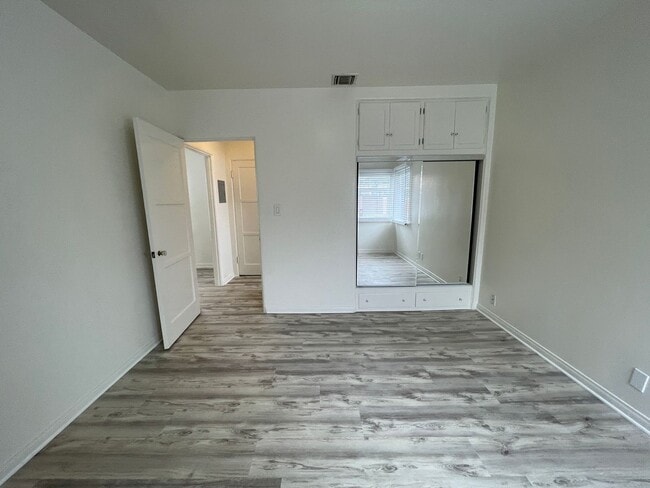 Bright & Spacious Unit in the Heart of Bur... - Bright & Spacious Unit in the Heart of Bur... Unidad 239 #C