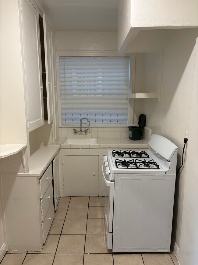 Full kitchen - 4156 Rosewood Ave Unit 2