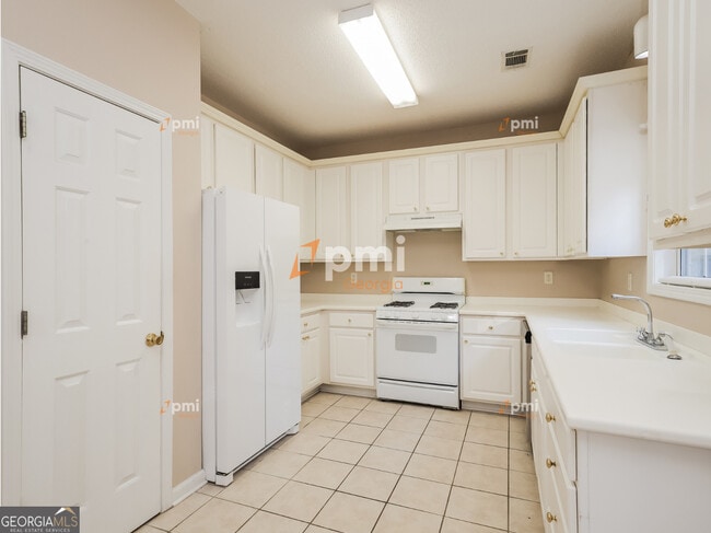 Building Photo - 1311 Vine Cir