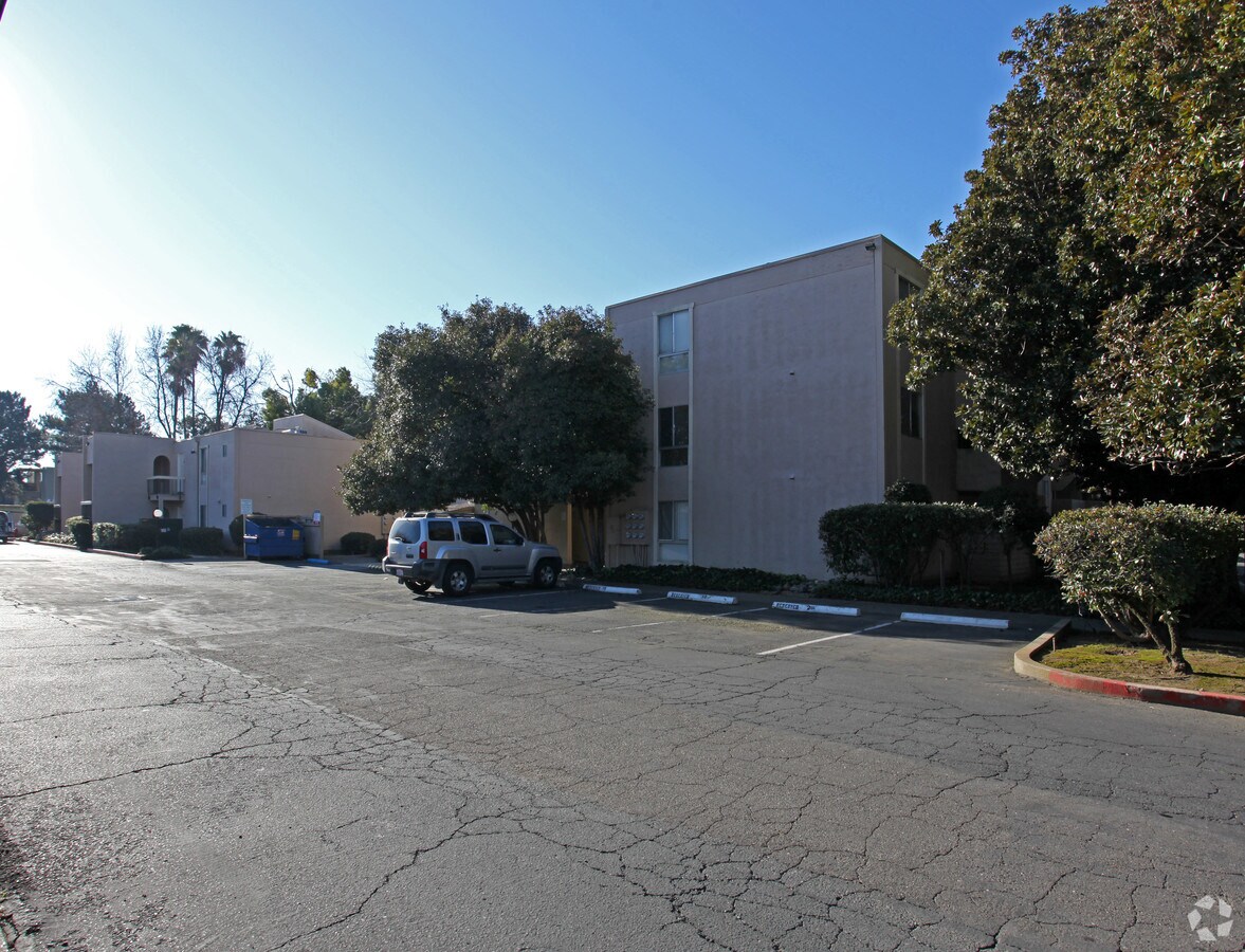 Hampton Court Apartments - Hampton Court Apartments