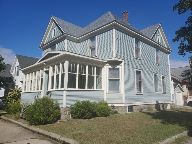 Photo - 383 Maple Ave