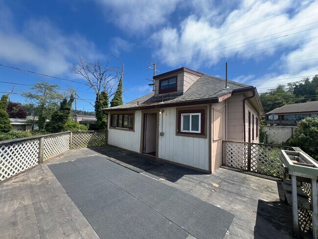 Building Photo - 3 Bed / 1 Bath Home with Outdoor Space