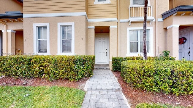 Building Photo - 2929 SE 2nd St Unit 7