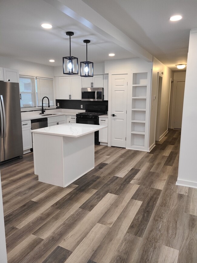 Photo - 2394 Bouldercliff Way SE