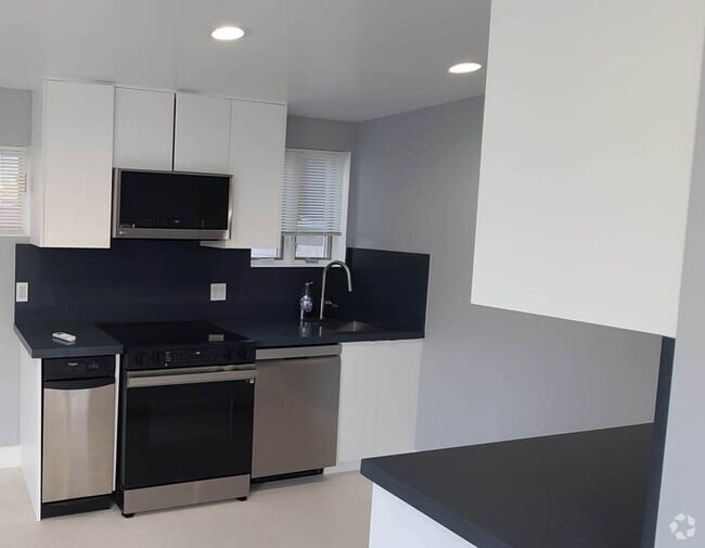 Building Photo - 2504 23rd St Unit #B Rental