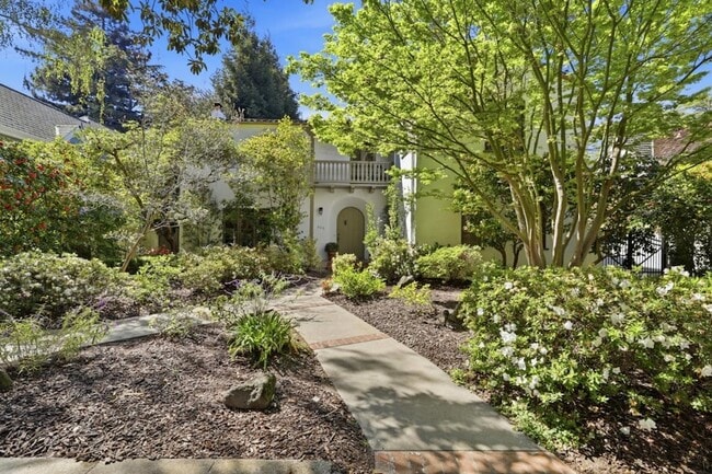 Photo - 566 E Crescent Dr