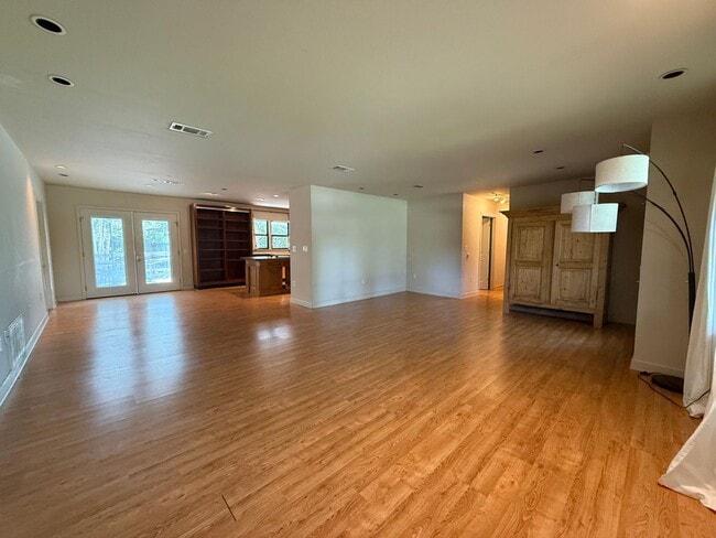 Photo - 303 Interbay Ave