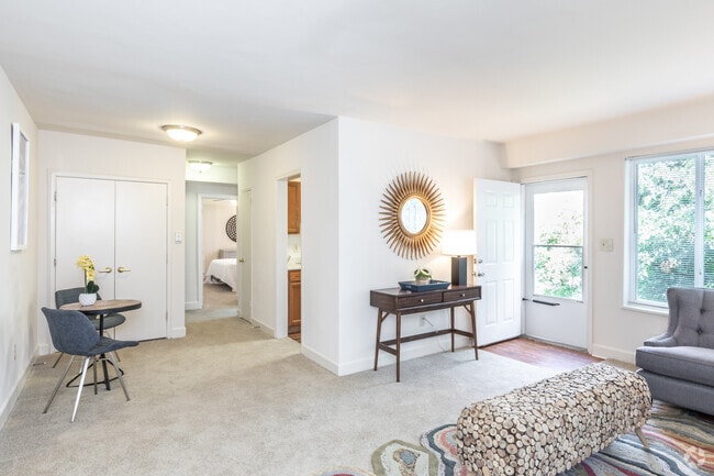 2BR, 1BA - Living/Dining Room