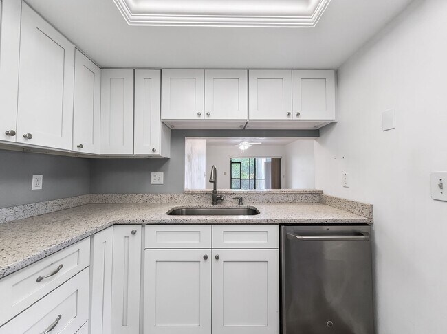 Photo - 2 bed 2 bath annual rental *** First floor condo *** Kings Lake Community