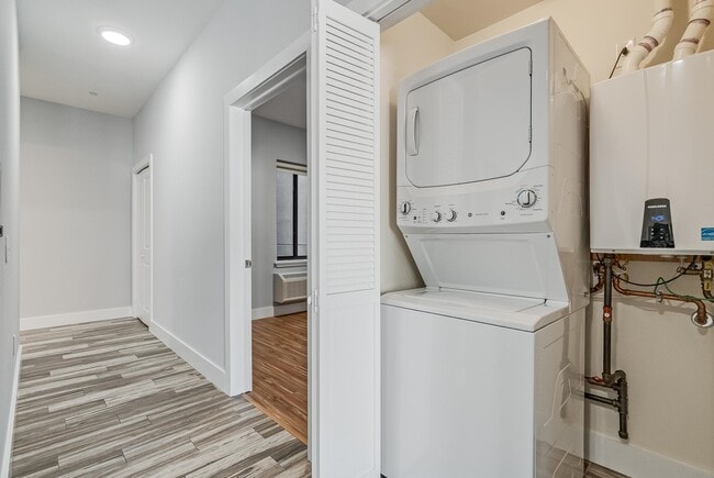 Building Photo - 424 Whiton St Unit 304