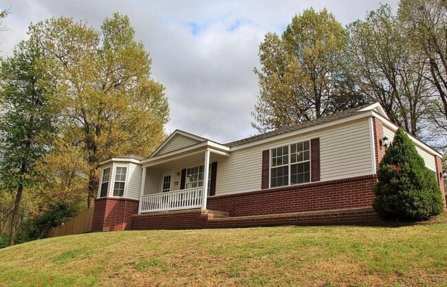 Building Photo - 3245 W Parkway Dr