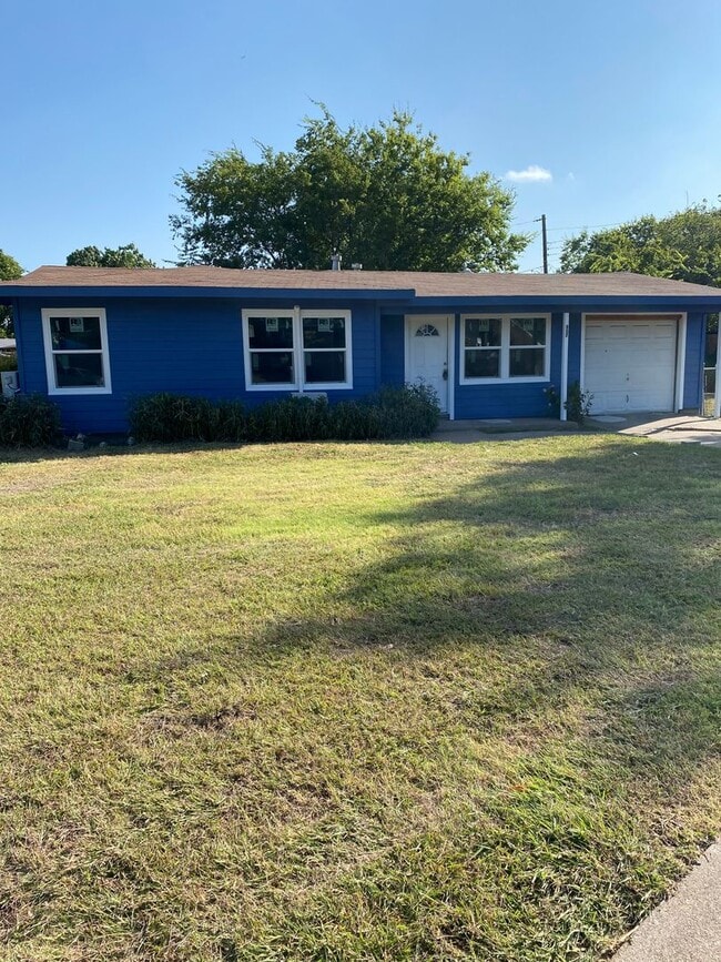 Building Photo - 807 Raleigh Cir