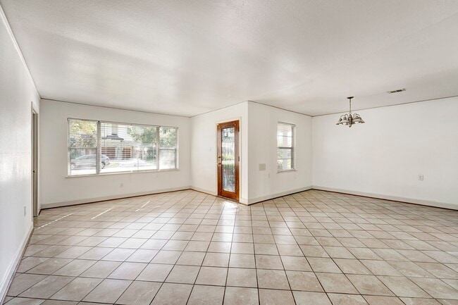 Photo - 5004 Holt St