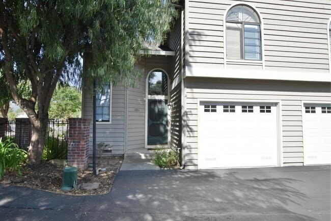 Building Photo - Chic Campbell End Unit Townhouse with 2 Bedrooms, Loft & 2.5 Baths