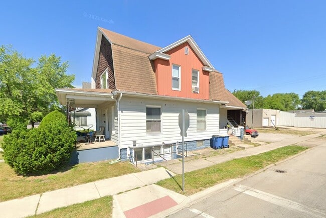 Building Photo - 1009 Division St