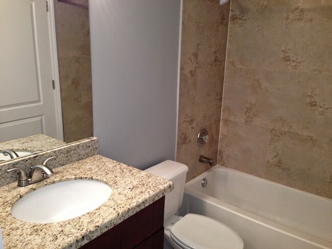 Photo - 2850 N Oakland Forest Dr Unidad 112