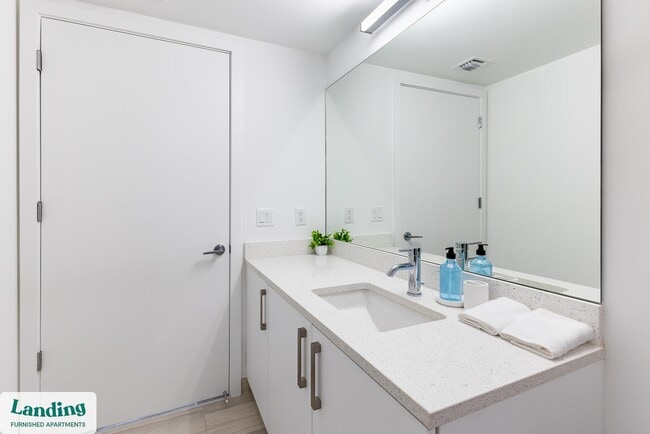 Photo - 200 NE 1st Ave Unidad 711